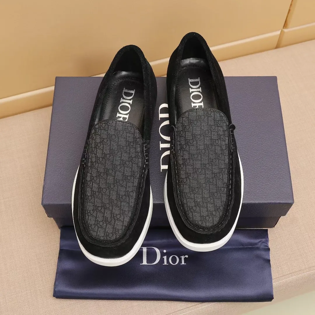 Men's Men's Shoes 💰400 [New Style] 🏍️🏍️These Dior Granville loafers are casual formal shoes. Crafted from luxuriously soft beige suede, it features a beige Oblique print panel on the upper. The lightweight cream-white rubber sole is more sophisticated. The Dior Oblique pattern is engraved on the outsole to enhance the style, and the Dior logo is engraved on the back side. Adds elegance to any casual look.